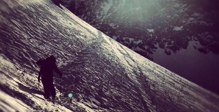 1287_bij-sneeuwschoenwandelen-moet-je-ervoor-zorgen-dat-je-voldoende-grip-op-je-wandelstokken-hebt