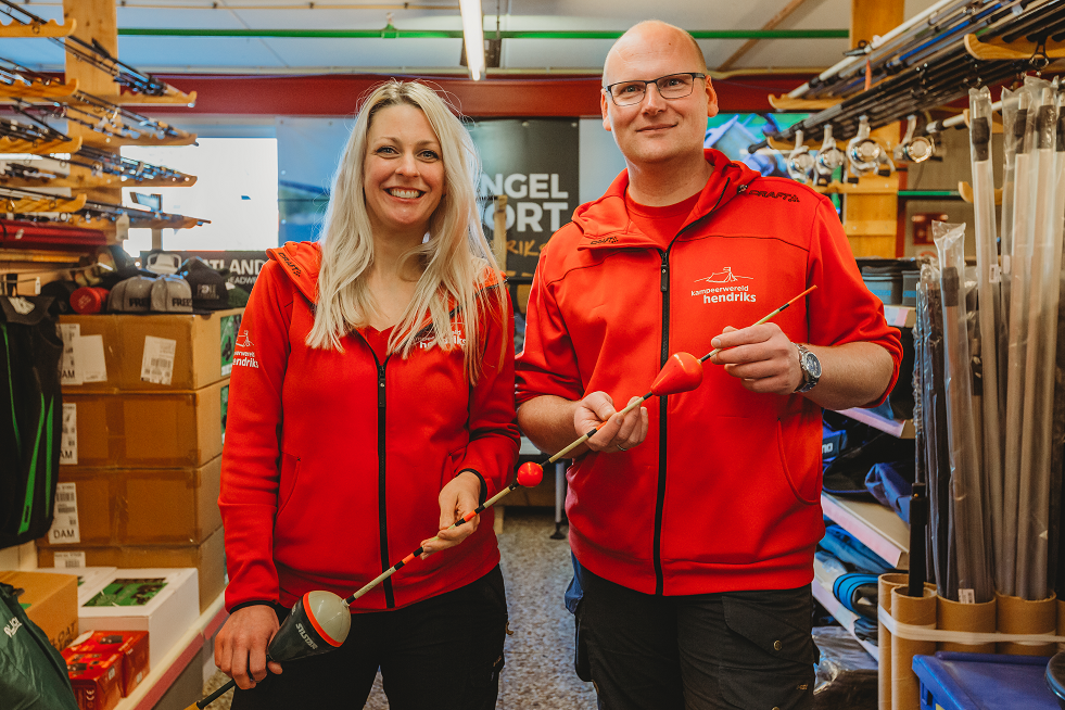 Martijn draagt de hengel over aan Jasmijn